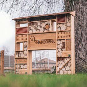 Insectenhotel / bijenhotel op maat op speelplein stad Waregem.